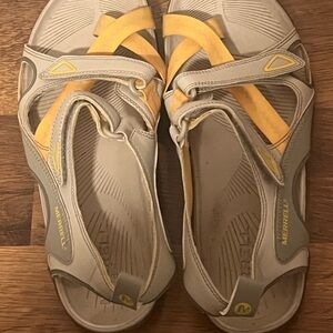 Merrell Sandals
• athletic
• performance wear
• running walking hiking